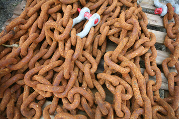 Rusted chain with shackle - 389711904