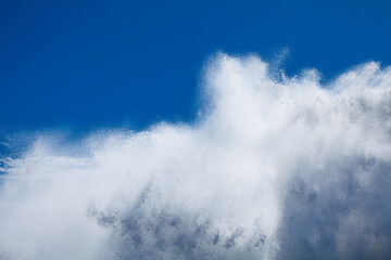 Obraz premium 岩礁に打ち付ける波