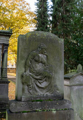 die Trauernde im Grabstein