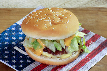burger au boeuf sur une table en bois