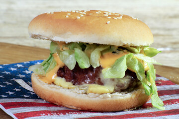 burger au boeuf sur une table en bois