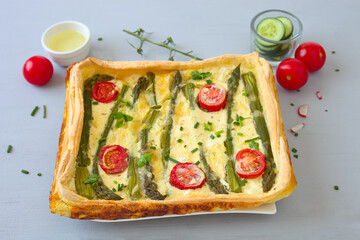 Blätterteig-Tarte mit Spargel und Tomate	