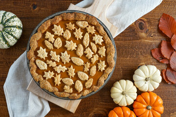 Obraz na płótnie Canvas Pumpkin pie with leaf detail