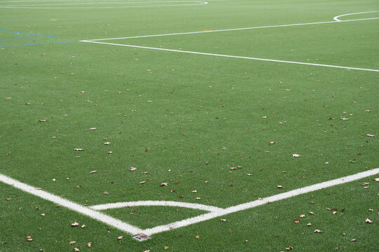 Kunstrasenplatz Fu&szlig;ball ungenutzt w&auml;hrend der Corona Pandemie, lockdown in Deutschland, Amateuerfu&szlig;ball