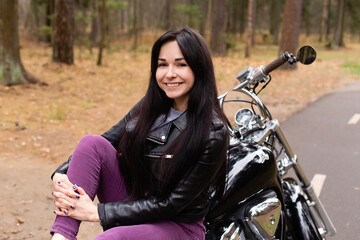 Obraz na płótnie Canvas beautiful brunette on a motorcycle on the track