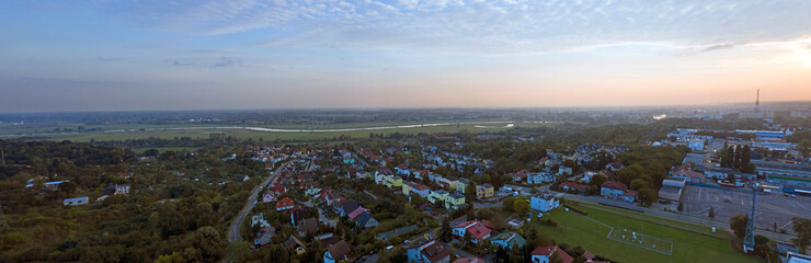 Panorama miasta Gorzów Wielkopolski w kierunku ul. Sybiraków, w tle pola i rzeka Warta