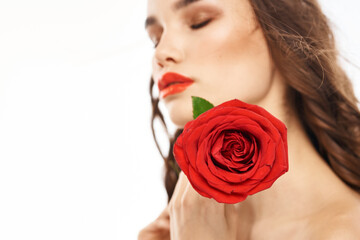 Naklejka premium Woman with naked shoulders and red rose evening makeup light background