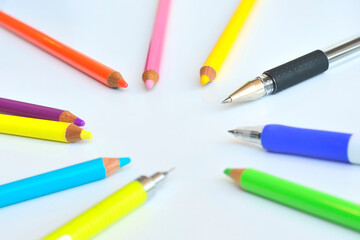 カラフルな筆記用具