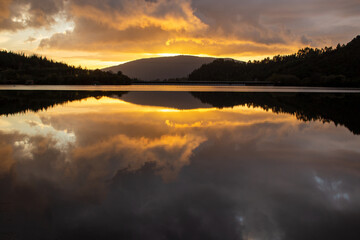  tormenta sobre el lago al atardecer