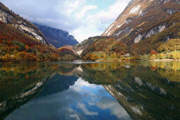 Obraz premium LAGO DI TENNO IN TRENTINO IN AUTUNNO