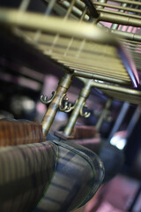 Sitze in einem alten Bahnwaggon