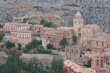 Fototapeta na wymiar vista del pueblo de Albarracin con su campanario y sus casas alrededor