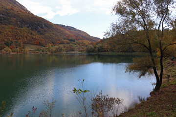 LAGO DI TENNO IN TRENTINO IN AUTUNNO