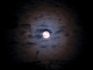 Obraz na płótnie Canvas Lune dans les nuages