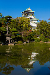 池に映る大阪城