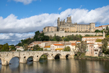 Fototapeta premium Historic bridge of Pont Vieux below the Cathedral of Béziers in the South of France