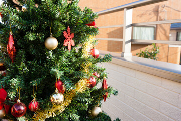 Fototapeta na wymiar バルコニーに置かれたクリスマスツリー