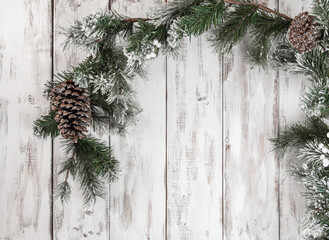 branches de sapin encadrant un espace vide fait de planches de bois peintes