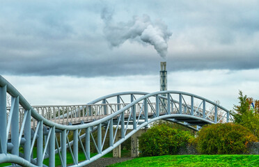 Moderne Brücke an einem Park in Leverkusen