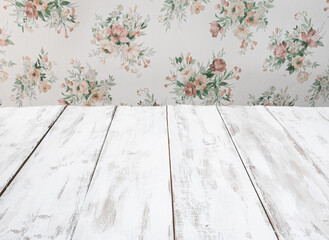 Surface constituée de planches de bois peintes vue en angle avec tapisserie fleurie en...