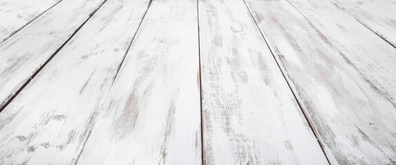 Surface constituée de planches de bois peintes vue en angle