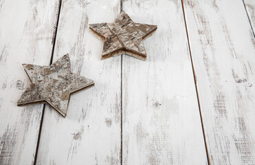 duo d'étoiles déposées sur une surface composée de planches de bois peintes en blanc