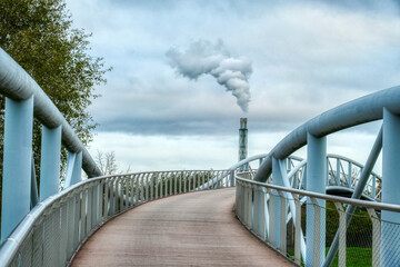 Naklejka premium Stahl-Brücke an einem Park in Leverkusen