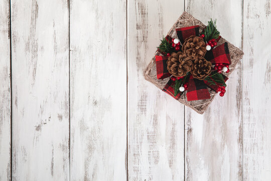 Cadeau déposé à droite sur une surface en bois peinte