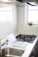 リフォーム後のシンクとパソコン