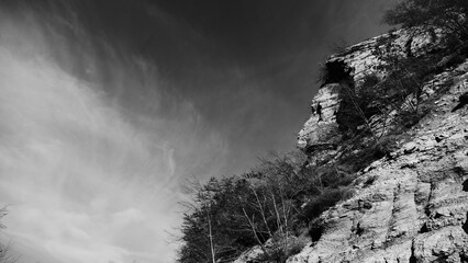 foto montagna in bianco e nero con nuvole 