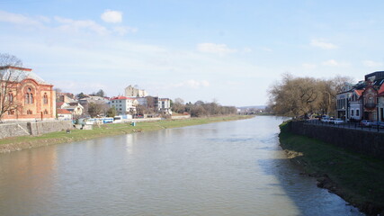 Obraz premium old buildings and lots of tourists in western ukrainian town