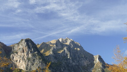 foto montanga e nuvole