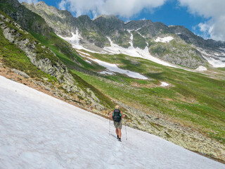 Zillertal - Frau &uuml;berquert ein Schneefeld