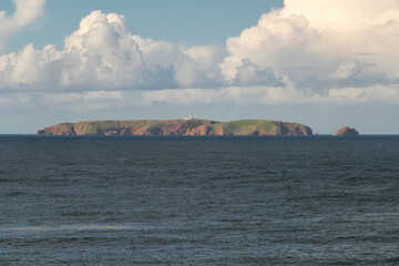 Obraz premium Berlengas island seen from Cabo Carvoeiro Cape in Peniche and atlantic ocean waves, in Portugal