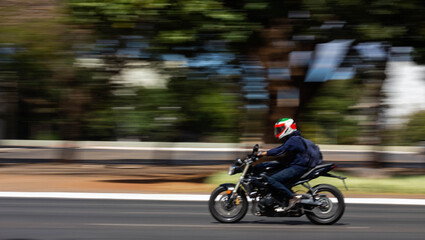 Obraz na płótnie Canvas Moving motorcycle - Carro em movimento - Moto en mouvement