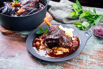Modern Style traditionelle geschmorte Lammhaxen in Rotwein Sauce mit Schalotten und Kartoffel...