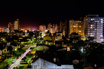 Edificios ciudad nocturna 