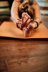 Obraz premium Middle aged yogi woman doing yoga at home.