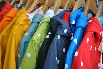 Kolorowe kurtki w sklepie odzieżowym - obrazy, fototapety, plakaty