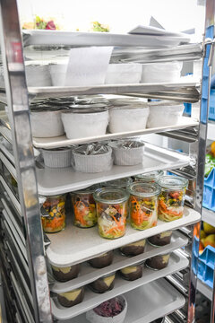 K&uuml;che Mise en place im Stapelwagen