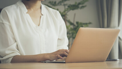 リビングでパソコンをする女性