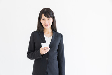 スマートフォンを見る女性　ビジネス