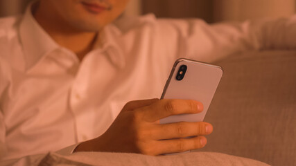 家でくつろぐビジネスマン