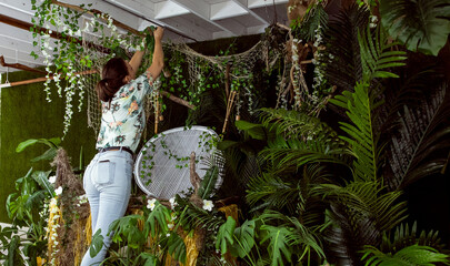 Jeune femme installant une scène qui ressemble à une jungle