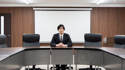 会議室でリラックスするビジネスマン