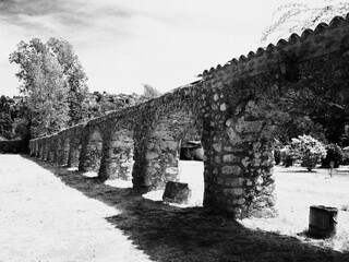 Fototapeta na wymiar roman aqueduct in Provence in black and white