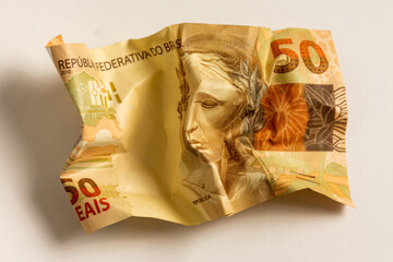 Notas de reais amassadas