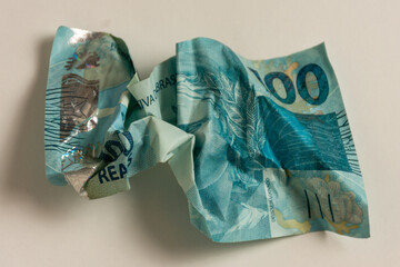 Notas de reais amassadas