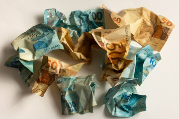 Notas de reais amassadas