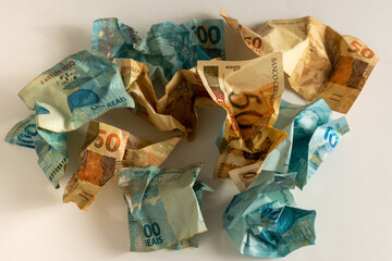 Notas de reais amassadas